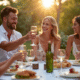 Couple souriant lors d un dîner en plein air dans un jardin