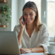 Jeune femme professionnelle dans un bureau moderne souriante au téléphone