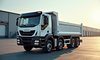 Camion Iveco benne blanc stationne en site industriel