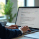 Professionnel au bureau vérifiant un email avec erreurs