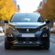 Voiture Peugeot 3008 en ville en journée